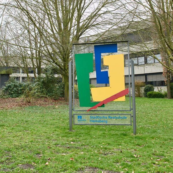 Schule-Startslider Realschule Heinsberg Eingang mit Schullogo