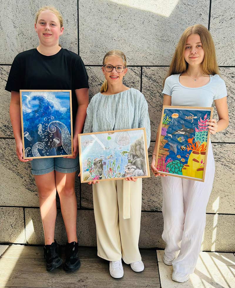 Lia Wellner (Mitte) holte mit ihrem Bild den 1. Platz und Milana Homann (rechts) den 2. Platz in ihrer Alterskategorie auf Kreisebene. Malin Rothe (links) belegte neben dem 1. Platz in ihrer Altersstufe sogar den 4. Platz bei der Sonderehrung auf Landesebene in NRW.